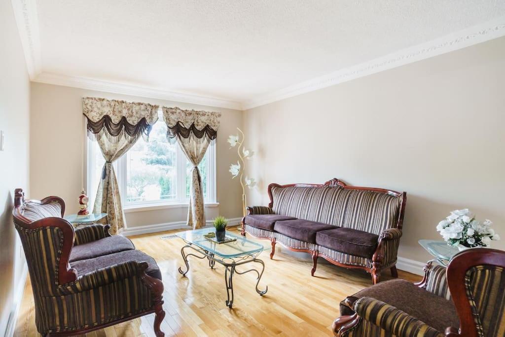 Beautiful Home 4 Bed, 3 Bath, Garage, Backyard! Mississauga Bagian luar foto