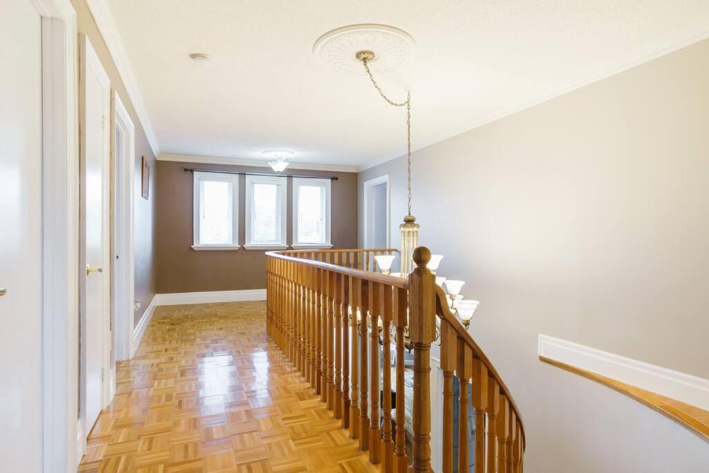 Beautiful Home 4 Bed, 3 Bath, Garage, Backyard! Mississauga Bagian luar foto