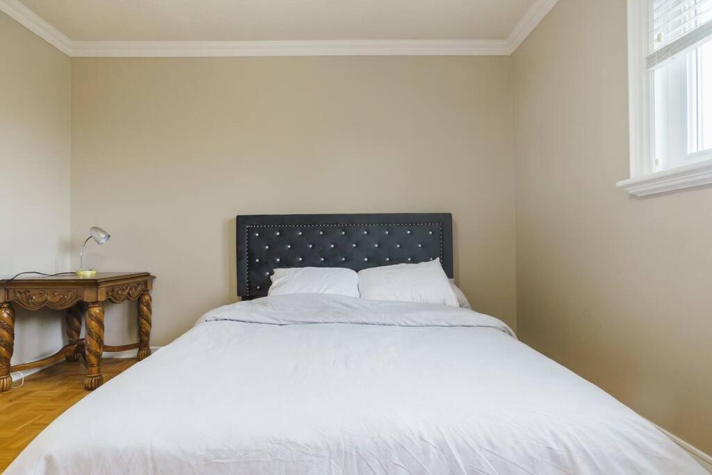 Beautiful Home 4 Bed, 3 Bath, Garage, Backyard! Mississauga Bagian luar foto
