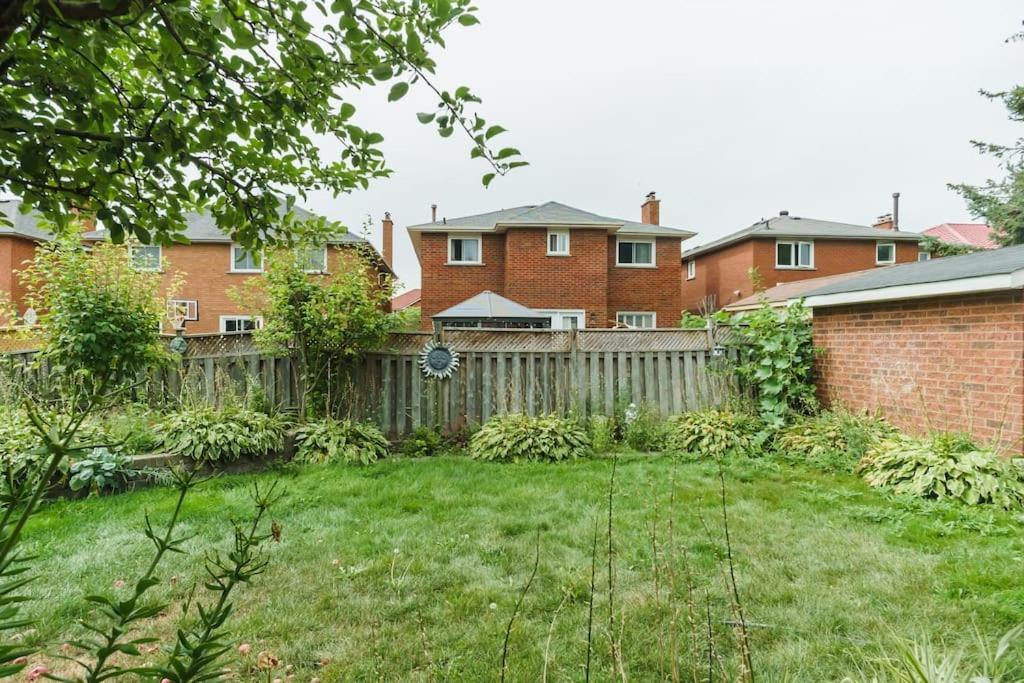 Beautiful Home 4 Bed, 3 Bath, Garage, Backyard! Mississauga Bagian luar foto