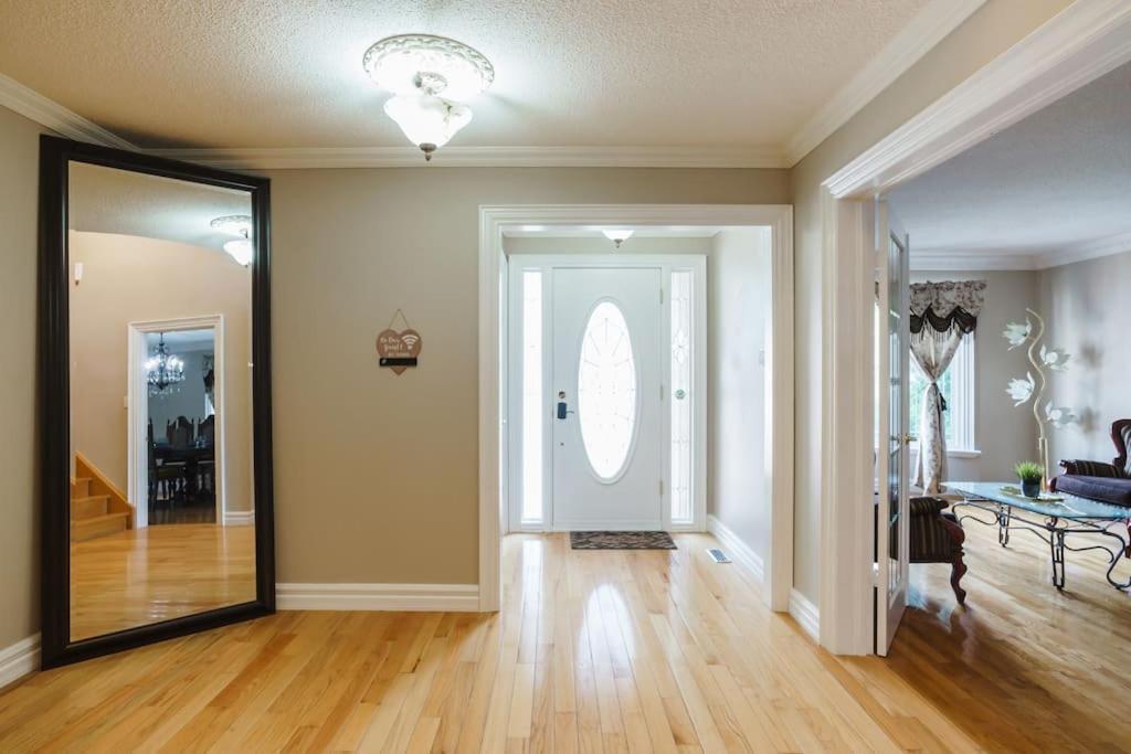Beautiful Home 4 Bed, 3 Bath, Garage, Backyard! Mississauga Bagian luar foto