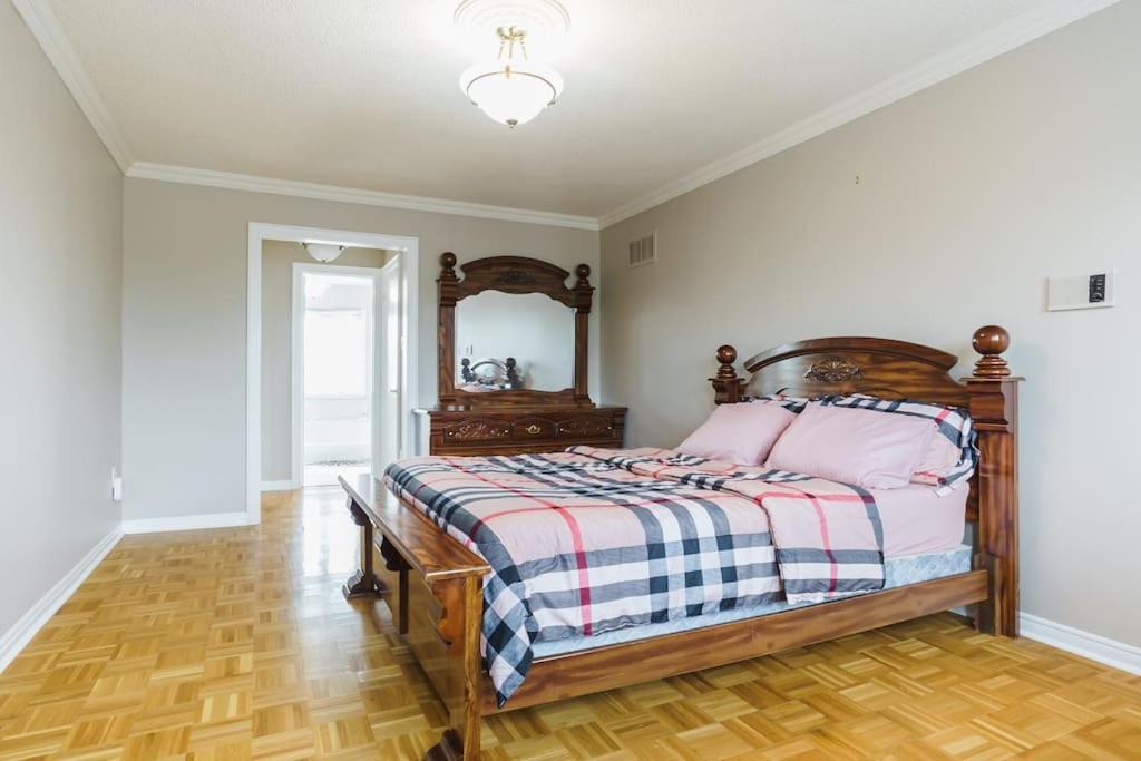 Beautiful Home 4 Bed, 3 Bath, Garage, Backyard! Mississauga Bagian luar foto