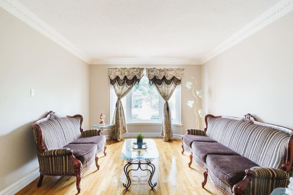 Beautiful Home 4 Bed, 3 Bath, Garage, Backyard! Mississauga Bagian luar foto