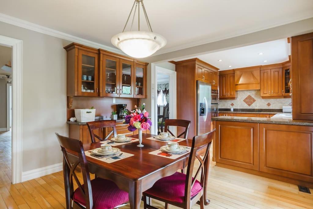 Beautiful Home 4 Bed, 3 Bath, Garage, Backyard! Mississauga Bagian luar foto