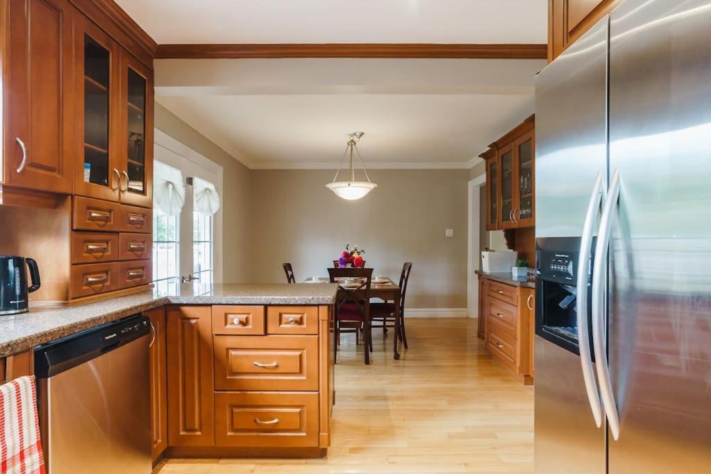 Beautiful Home 4 Bed, 3 Bath, Garage, Backyard! Mississauga Bagian luar foto