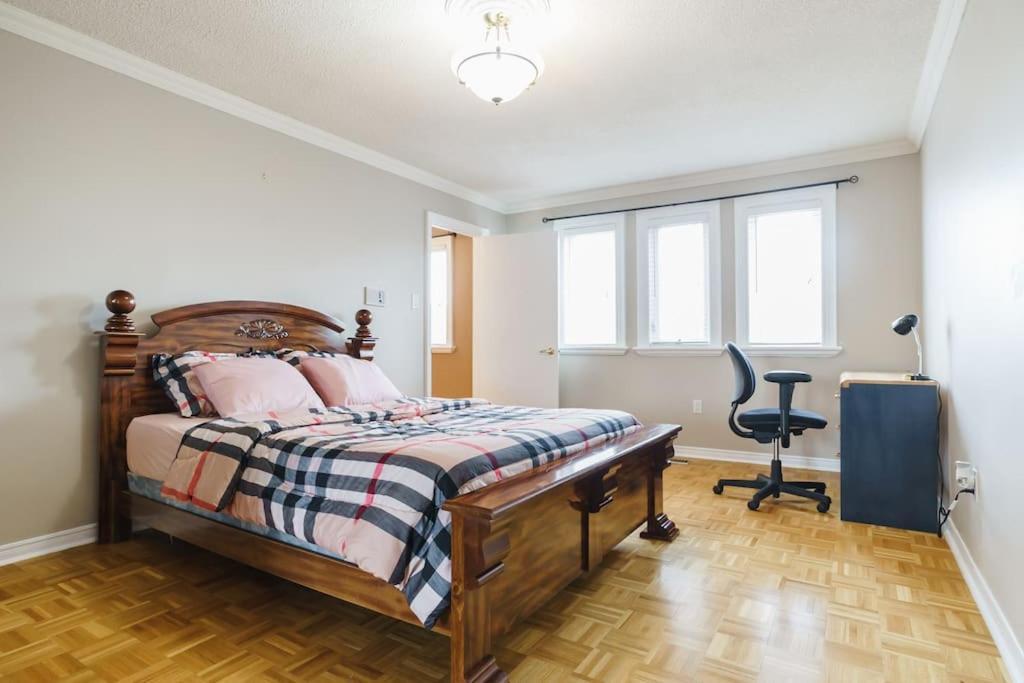 Beautiful Home 4 Bed, 3 Bath, Garage, Backyard! Mississauga Bagian luar foto