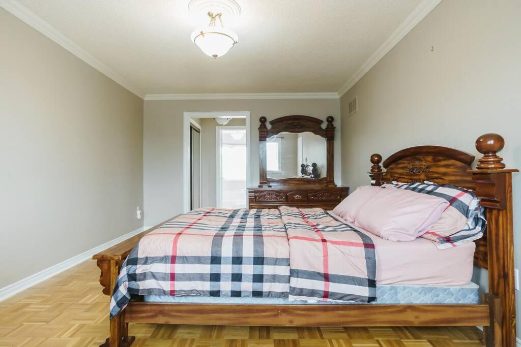 Beautiful Home 4 Bed, 3 Bath, Garage, Backyard! Mississauga Bagian luar foto