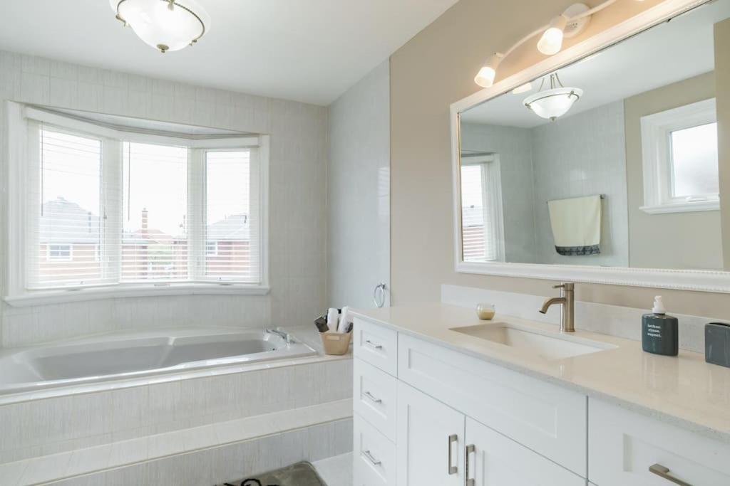 Beautiful Home 4 Bed, 3 Bath, Garage, Backyard! Mississauga Bagian luar foto