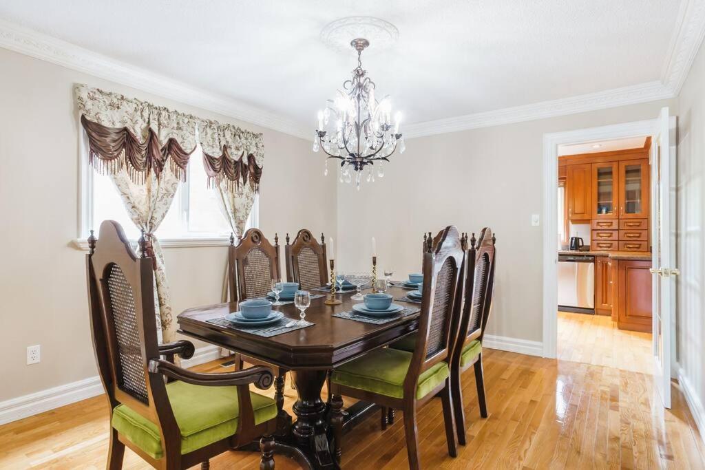 Beautiful Home 4 Bed, 3 Bath, Garage, Backyard! Mississauga Bagian luar foto