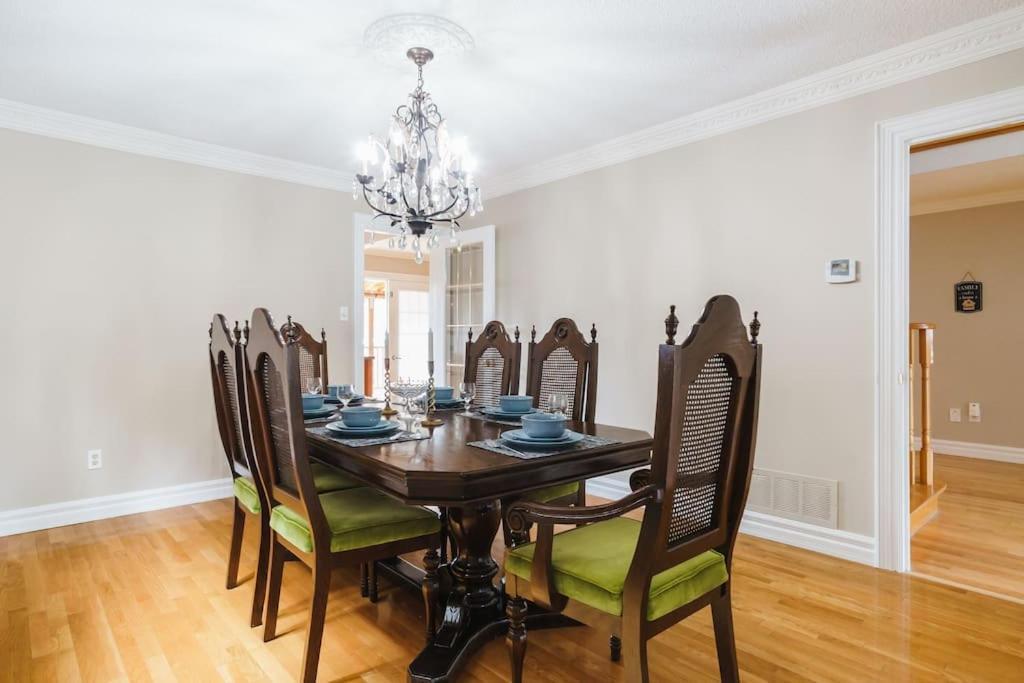 Beautiful Home 4 Bed, 3 Bath, Garage, Backyard! Mississauga Bagian luar foto