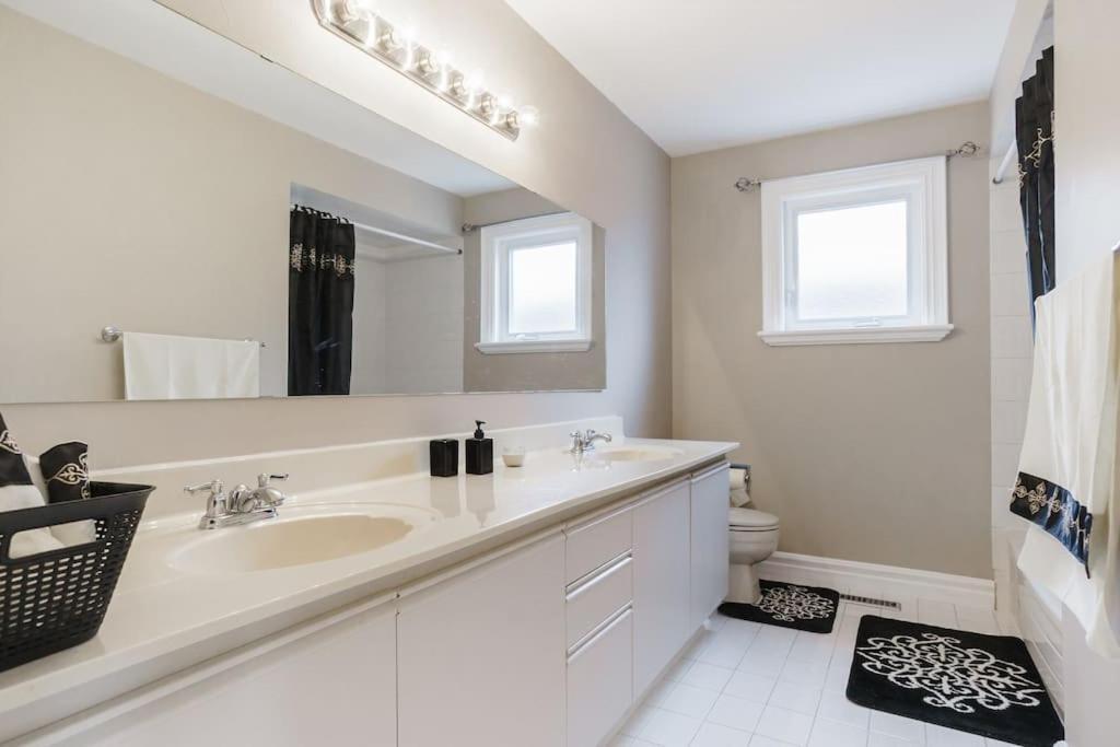 Beautiful Home 4 Bed, 3 Bath, Garage, Backyard! Mississauga Bagian luar foto