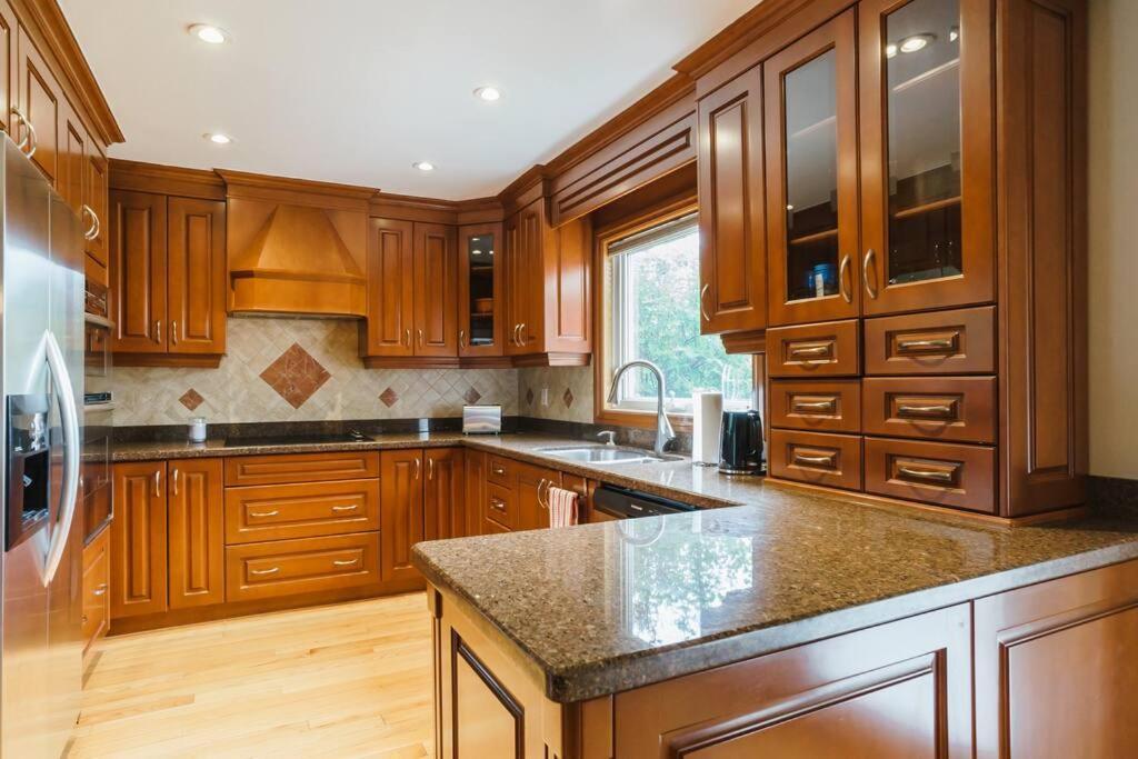 Beautiful Home 4 Bed, 3 Bath, Garage, Backyard! Mississauga Bagian luar foto