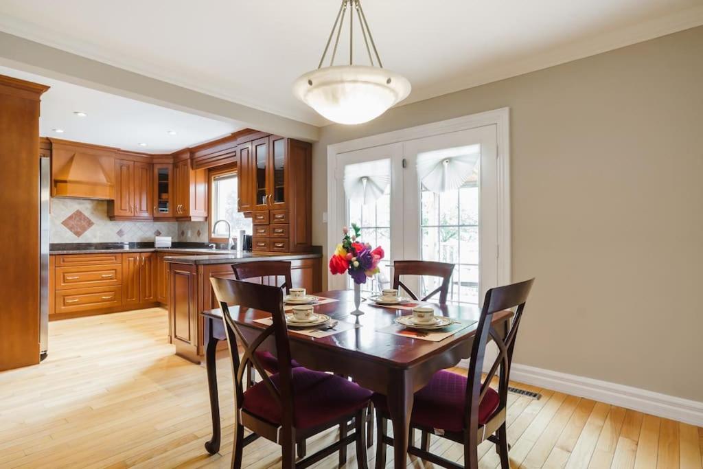 Beautiful Home 4 Bed, 3 Bath, Garage, Backyard! Mississauga Bagian luar foto