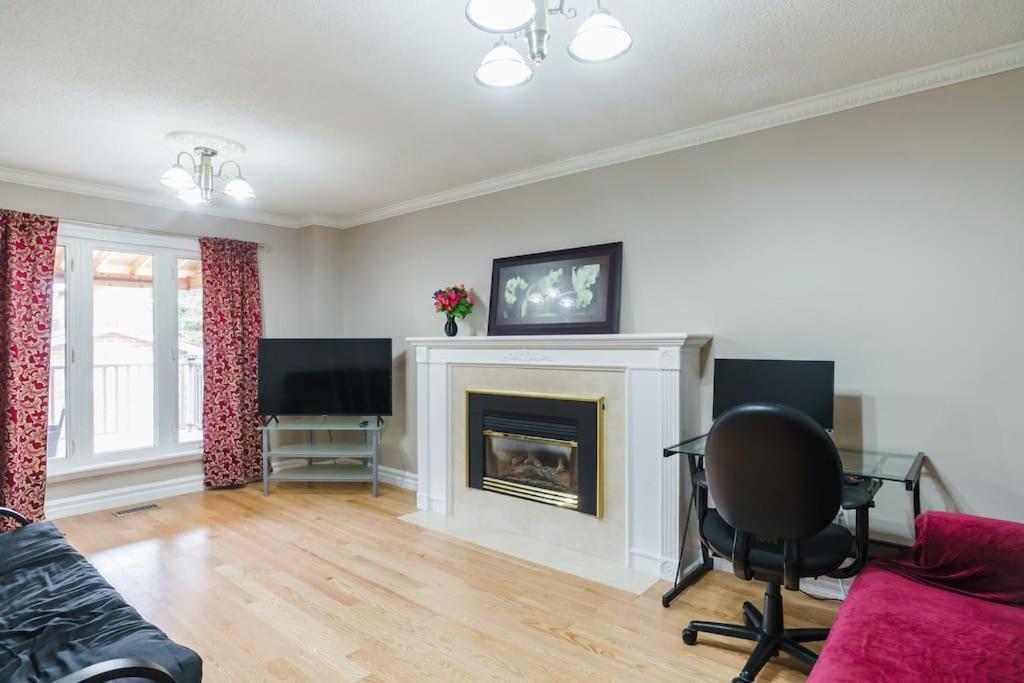 Beautiful Home 4 Bed, 3 Bath, Garage, Backyard! Mississauga Bagian luar foto
